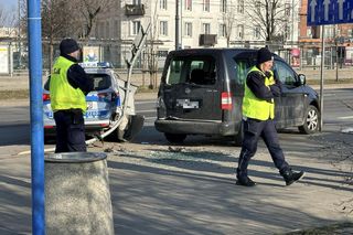 Kolizja zablokowała ruch na skrzyżowaniu. W rozpędzony radiowóz uderzył drugi samochód