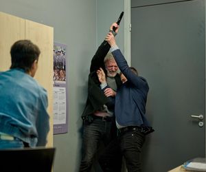 Na Wspólnej, odc 4024. Sławek (Mariusz Słupiński), policjant (Dariusz Klimek), Kaja Kasprzyk (Alicja Kalinowska)