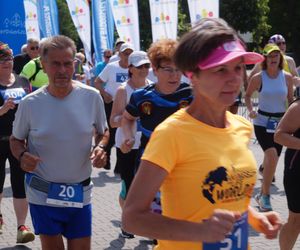 Seniorzy w Bydgoszczy pokazali moc! Blisko setka na starcie pierwszego Biegu Seniora