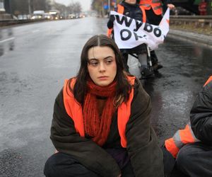 Ostatnie Pokolenie zablokowało Wisłostradę. Furia kierowców. Matka chorego dziecka błagała o przejazd