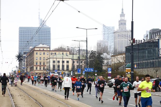 Bieg na Piątkę 2024, Warszawa - zdjęcia. Biegłeś? Szukaj się w galerii!