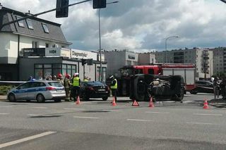 Kolizja na Sokołowskiej w Siedlcach. Jedno auto przewróciło się na bok
