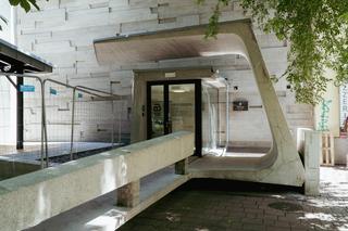 Charakterystyczne wejście do Bunkra Sztuki zdobią skrzynki