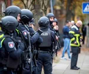 Niemieckie jednostki policji szturmują szkołę w Hamburgu po doniesieniach o bandycie