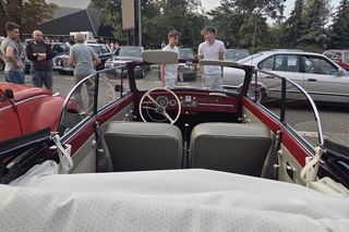 Klasyczna motoryzacja znów zachwyciła Bydgoszcz. „Bydgoskie Klasyki Nocą” przy Torbydzie