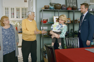 Barwy szczęścia odc. 2709. Bożena (Marieta Żukowska), Tadzio (Józio Trojanowski), Amelia (Stanisława Celińska), Tomasz (Kazimierz Mazur), Bruno (Lesław Żurek)