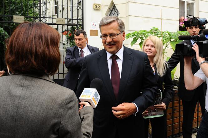 Prezydent Bronisław Komorowski z żoną Anną wychodzą z domu na zaprzysiężenie