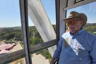 Lech Wałęsa na diabelskim młynie