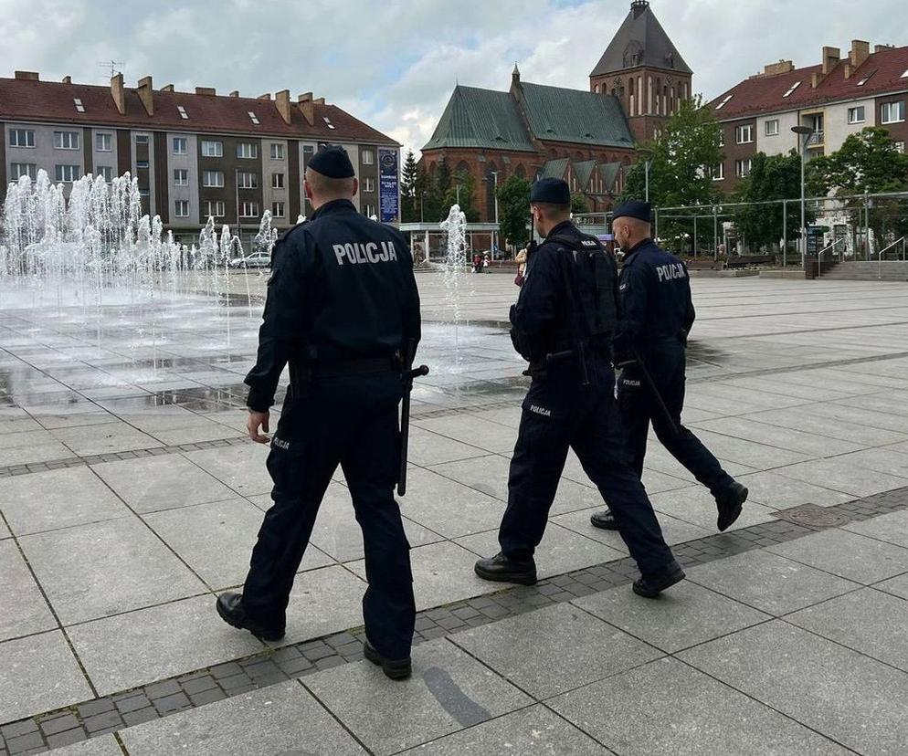 Słuchacze słupskiej szkoły policji na ulicach Koszalina