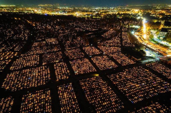 1 listopada na Cmentarzu Łostowickim w Gdańsku. Tak wygląda w dniu Wszystkich Świętych