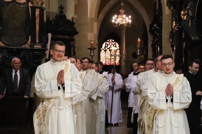 Kraków. Abp Marek Jędraszewski wyświęcił nowych księży. Chętnych więcej niż rok temu