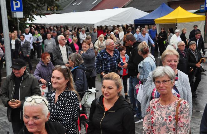 Rynek w Ćmielowie z dużymi filiżankami. Było huczne otwarcie