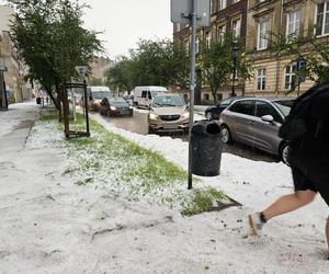 Nawałnica nad Gnieznem. Miasto zalały strumienie wody po ulewie i gradobiciu [ZDJĘCIA].