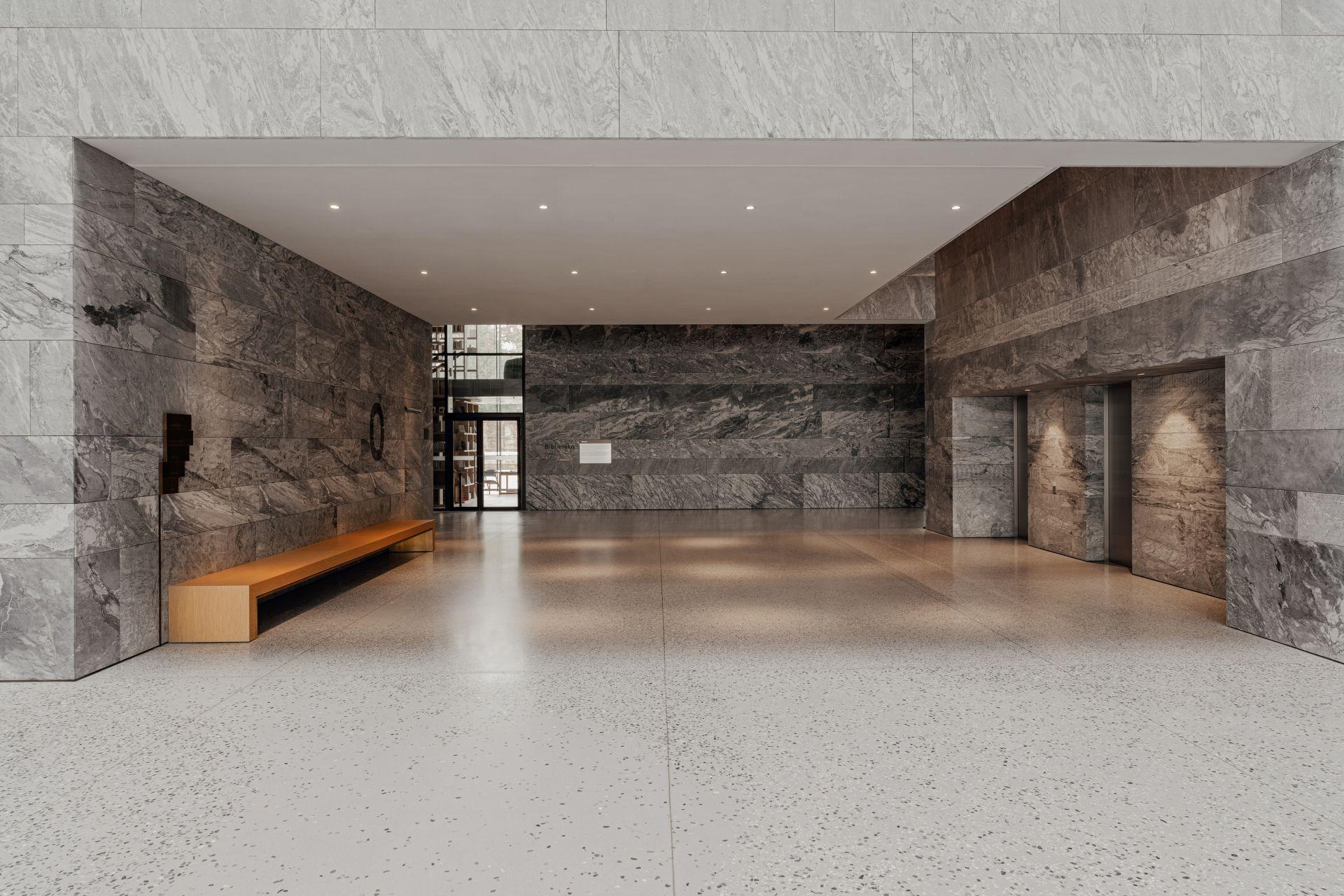 Muzeum Historii Polski. Nowe zdjęcia - sufit Mono Acoustic firmy Rockfon