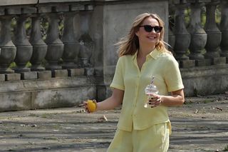 Małgorzata Socha przebiera się w parku