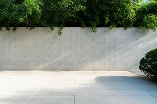 Betonowe ogrodzenie może być nowoczesne lub tradycyjne