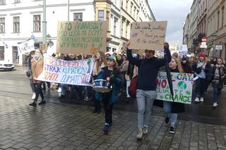 Zamiast do szkoły - ruszyli w miasto! Krakowscy uczniowie strajkowali dla klimatu [ZDJĘCIA, AUDIO]