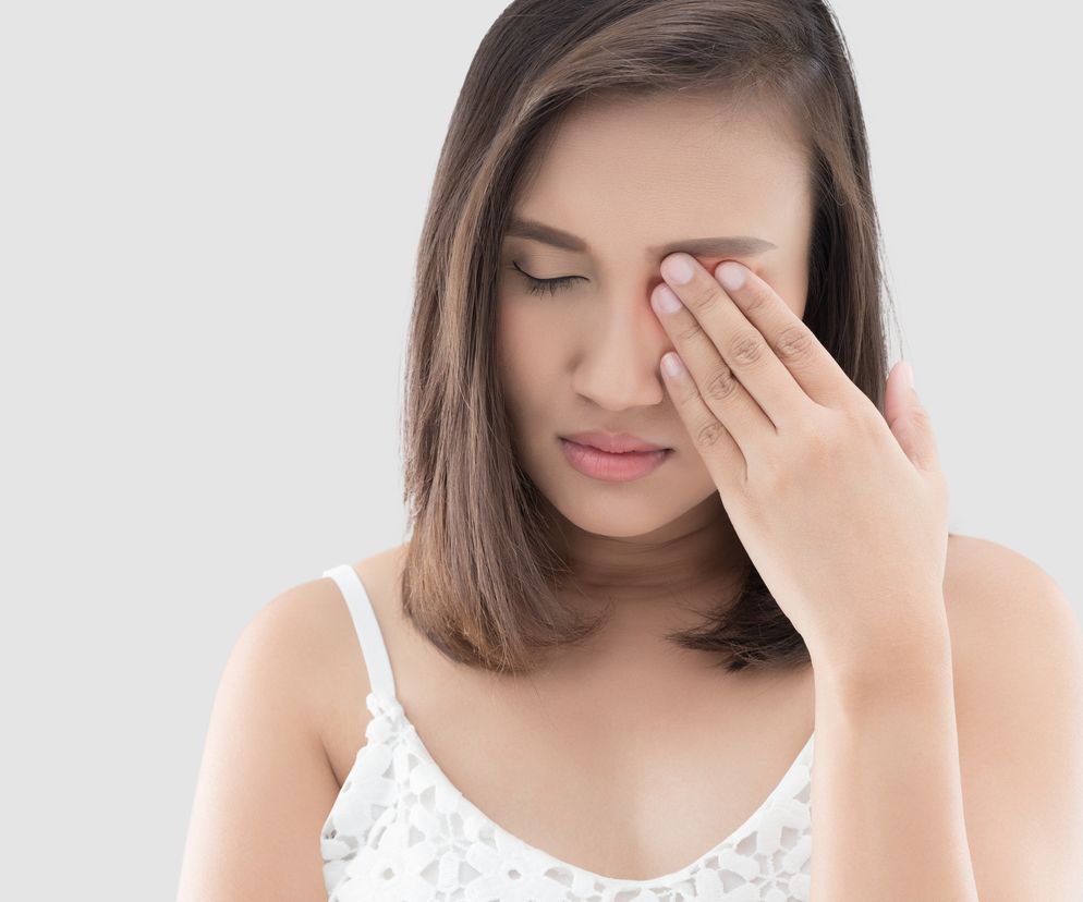 Jaglica objawia się śluzowo-ropną wydzieliną i odczynem grudkowym.