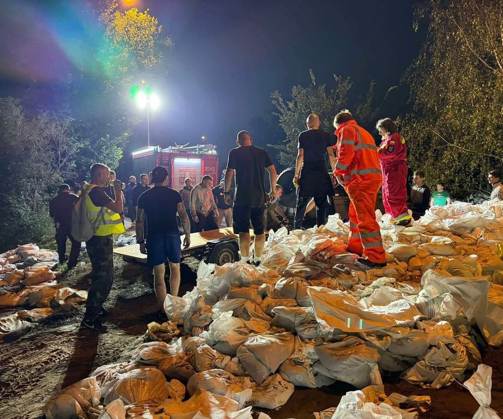 Powódź w Polsce. Zalane wsie i miasta. Tragiczna sytuacja w woj. dolnośląskim i opolskim