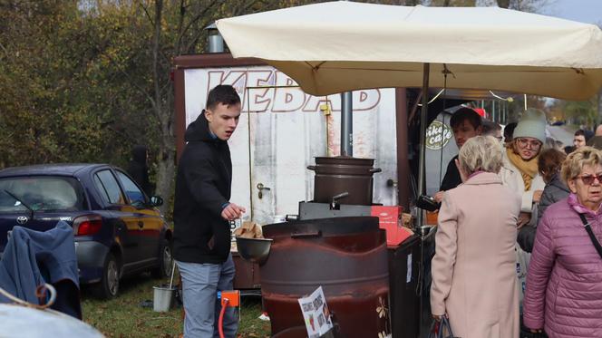 Oprócz znicza można było kupić kebaba. Tłumy przy cmentarzy na lubelskim Majdanku. Zobaczcie!