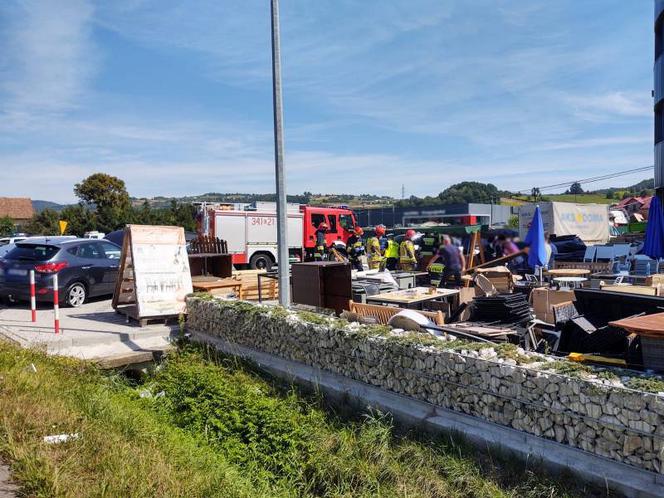 Nowy Sącz. Wypadek na ul. Tarnowskiej. Dzieci wśród poszkodowanych, trzy osoby w szpitalu [ZDJĘCIA]