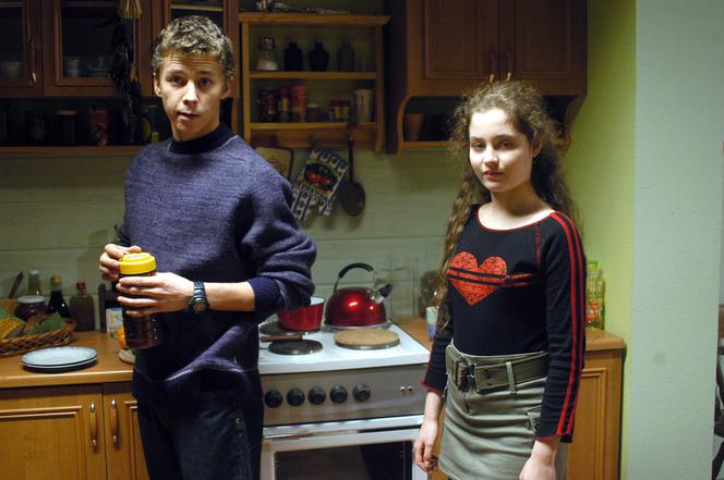 Na dobre i na złe. Tomek Burski (Bartosz Obuchowicz), Julka (Sara Muldner)