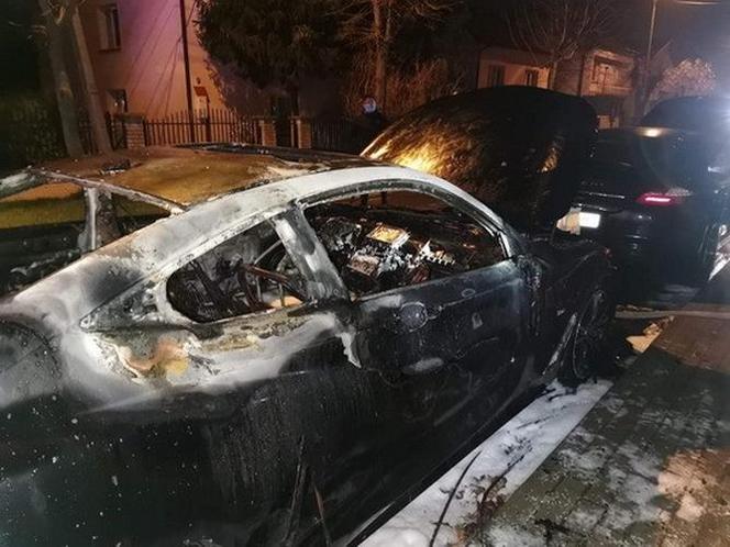 Raciąż. Luksusowe auta spłonęły przed domem! Strażacy: Podpalenie [ZDJĘCIA]