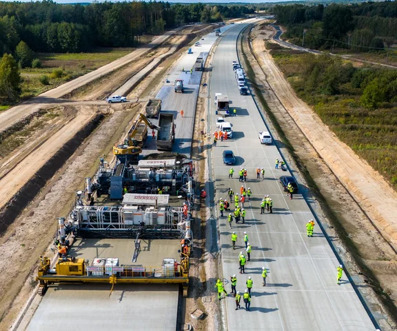 Innowacyjna droga mleczna na autostradzie A2 przechodzi badania
