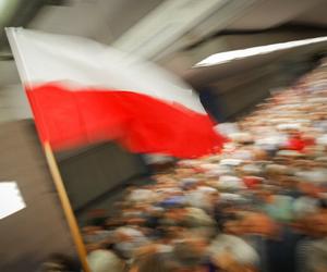 Takich tłumów w warszawskim metrze jeszcze nie było. Ledwo mieścili się na peronach!