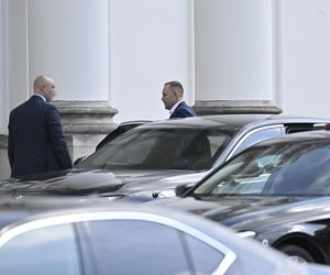 Karol Nawrocki który odbiera Kasię ze szkoły.