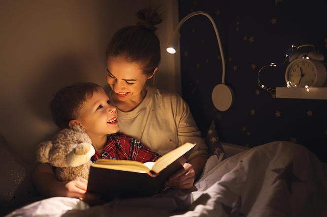 Czytanie przed snem to tylko jedna z możliwości. Tak możesz zbliżyć się do swojego dziecka