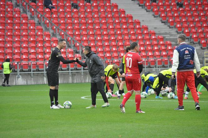 W Tychach grają gwiazdy światowego futbolu. Najpierw był pokazowy trening z młodzieżą