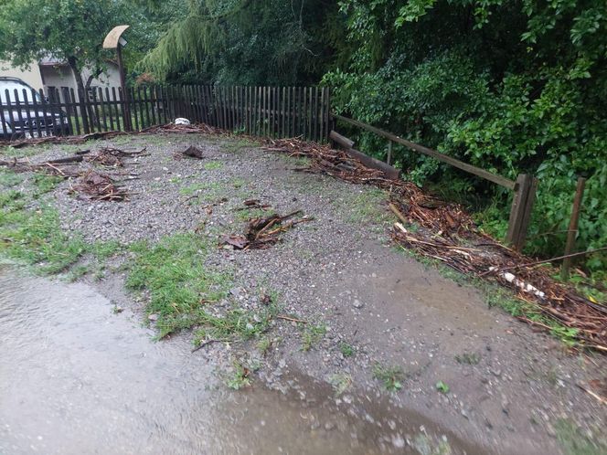 Zalane ulice i posesje. Trudna noc w gminie Goleszów w powiecie cieszyńskim