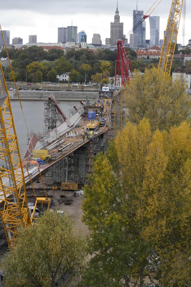 Nowy most pieszo-rowerowy w Warszawie połączył brzegi Wisły