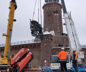 Relikt komunizmu zniknął z latarni morskiej w Kołobrzegu