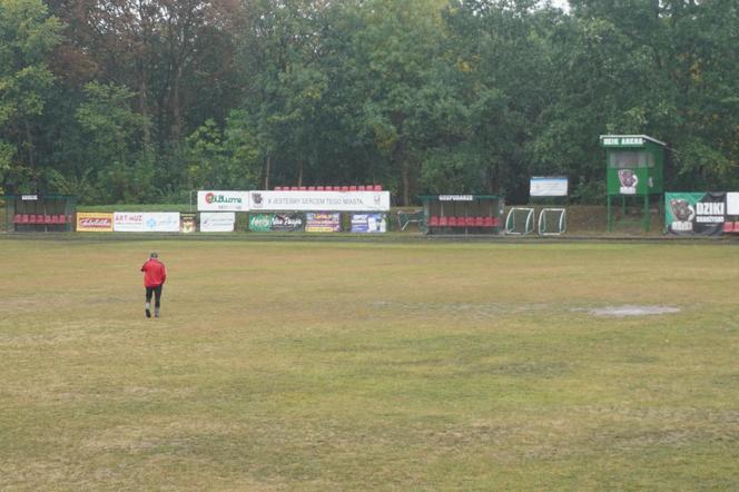 Zniszczona murawa na stadionie w Skarżysku