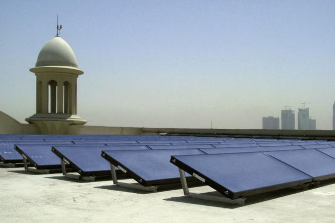 Kolektory słoneczne na dachach wieżowców