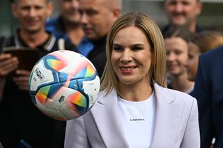 Marta Nawrocka w sportowym stroju dopinguje młode piłkarki! [ZDJĘCIA]
