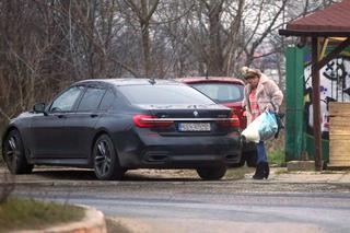 Beata Kozidrak pakuje zakupy do BMW serii 7