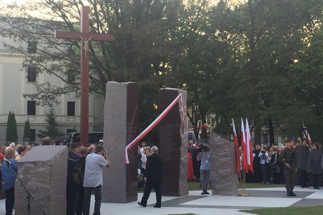Odsłonięto pomnik ofiar smoleńskich w Łodzi