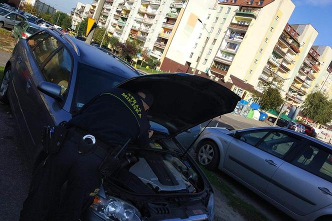 Bełchatowska Straż Miejska pomaga odpalać auta