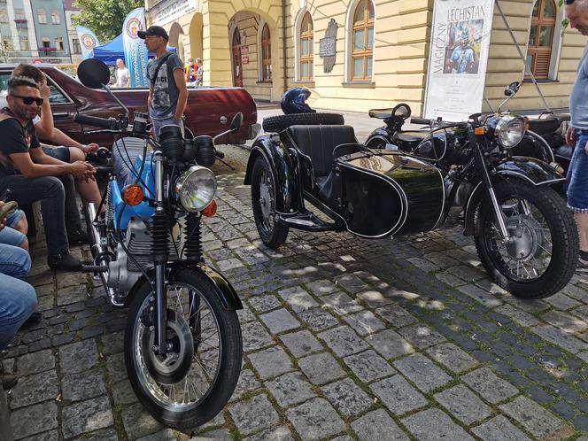 Klasyki motoryzacji na Rynku w Ostrowie Wielkopolskim