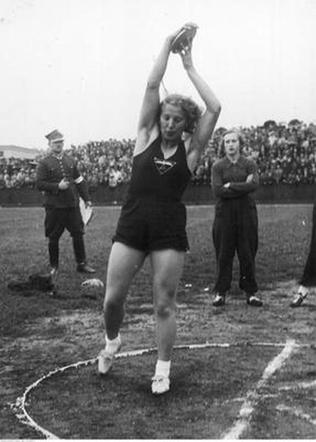 Międzynarodowe Zawody Lekkoatletyczne w Katowicach. Rzut dyskiem (1937 r.)