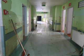 Zniszczone tomografy, ewakuowali pacjenci. Tak wygląda szpital w Nysie 