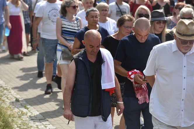 Marsz Milczenia dla Klaudii w Toruniu. „Niech nasza cisza przemówi głośniej niż słowa” [GALERIA]