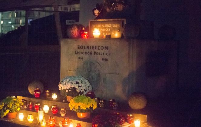 Tajna wizyta na cmentarzu. Andrzej Duda 