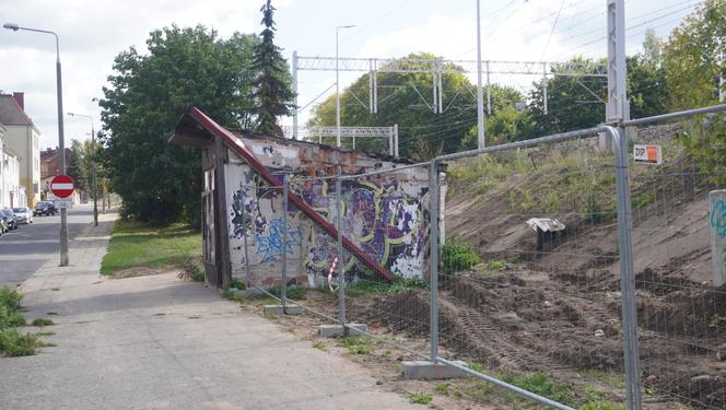 Zdemolowane rudery niemal w centrum Olsztyna. „Smród bywa podobno nie do zniesienia” [ZDJĘCIA]