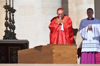 Setki tysięcy wiernych i znane osobistości. Tak świat żegna papieża Franciszka [GALERIA]