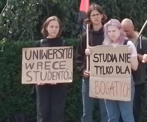 Protest studentów przed rektoratem UAM