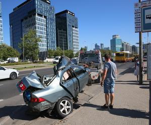 Wypadek w Alejach Jerozolimskich. Samochód uderzył w autobus. Kierowca osobówki nie żyje